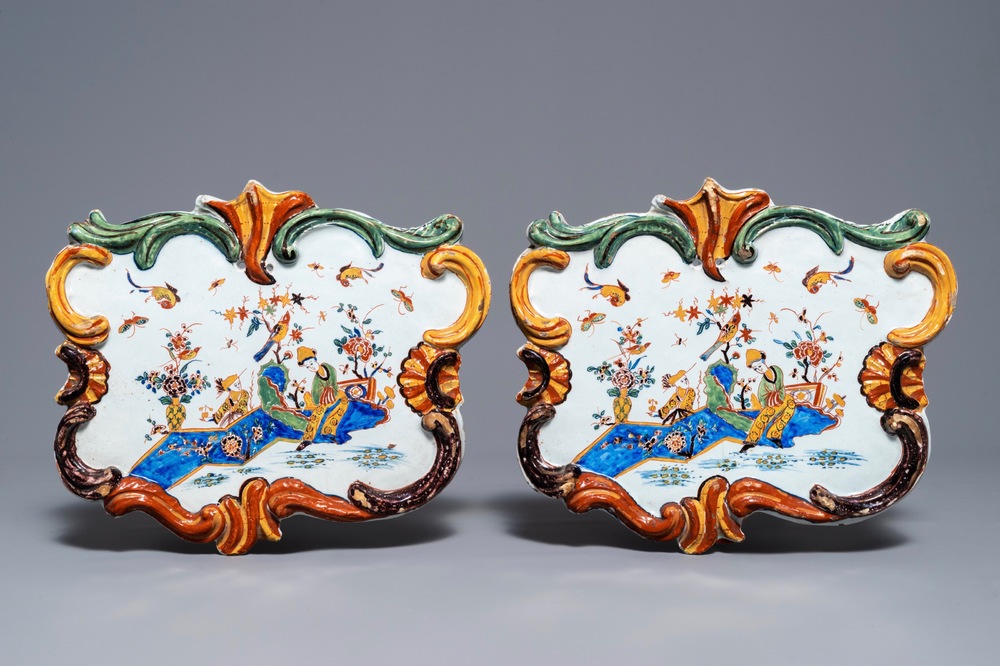 Een paar polychrome Delftse chinoiserie plaquettes, 18e eeuw