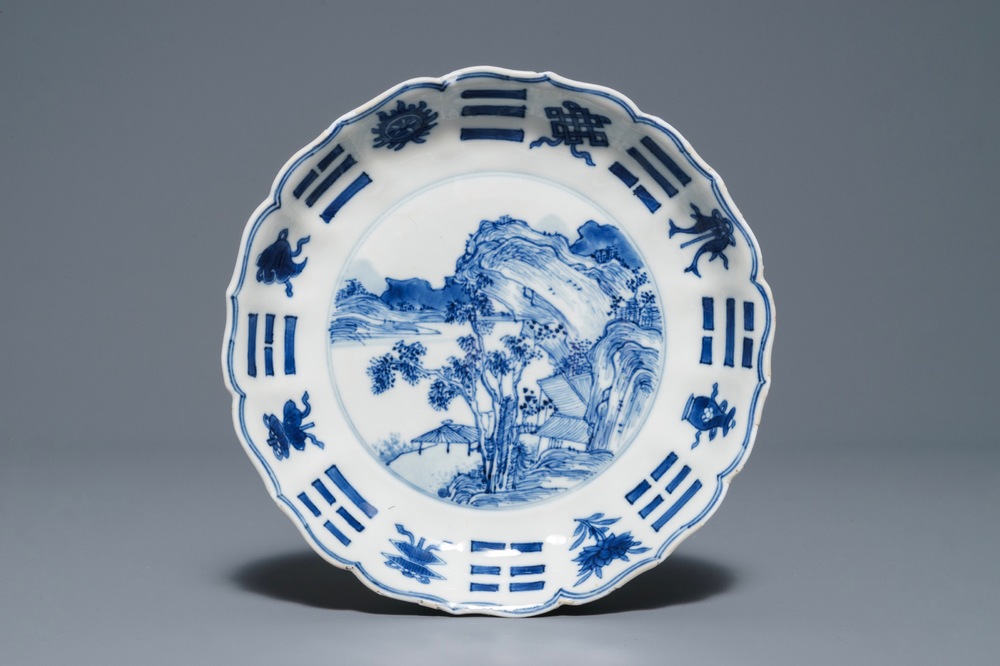 Een Chinees blauwwit bord met een landschap, Chenghua merk, Kangxi