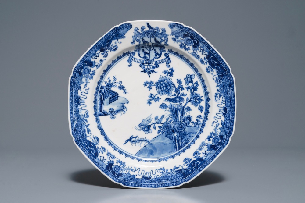 A Chinese blue and white English market armorial plate, Qianlong