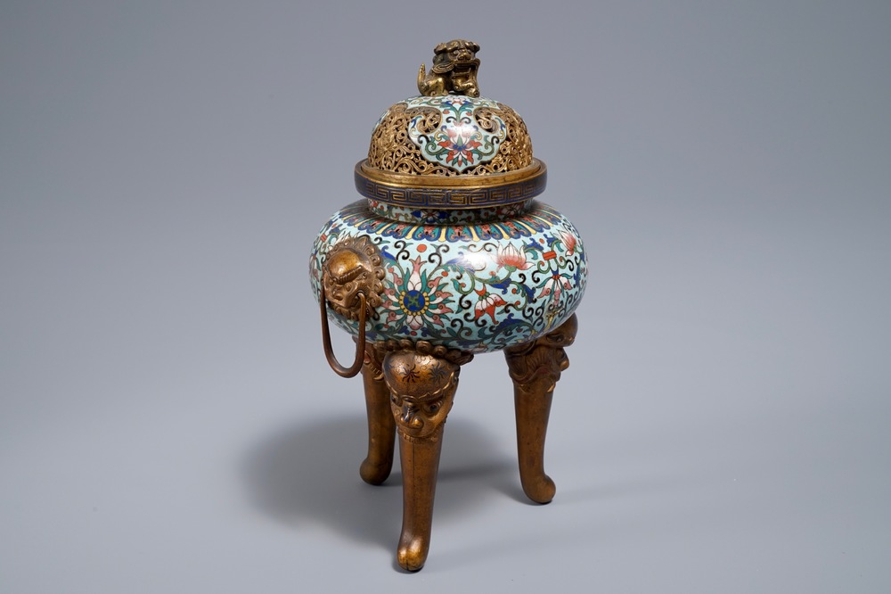 A Chinese cloisonn&eacute; tripod incense burner and cover, 19/20th C.