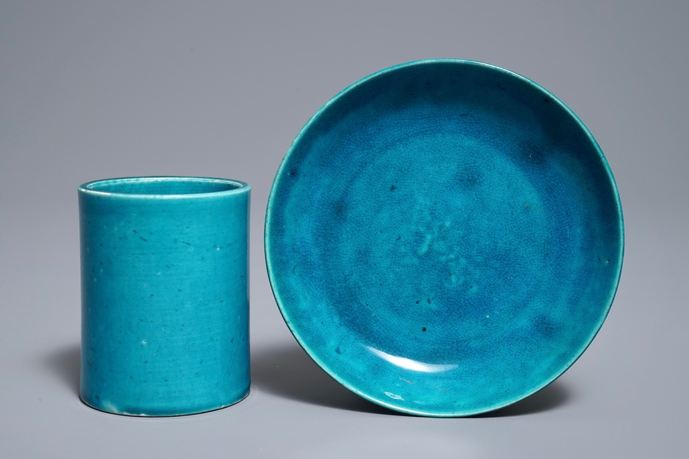 Een Chinese monochrome turquoise penselenwasser en een bord, Kangxi