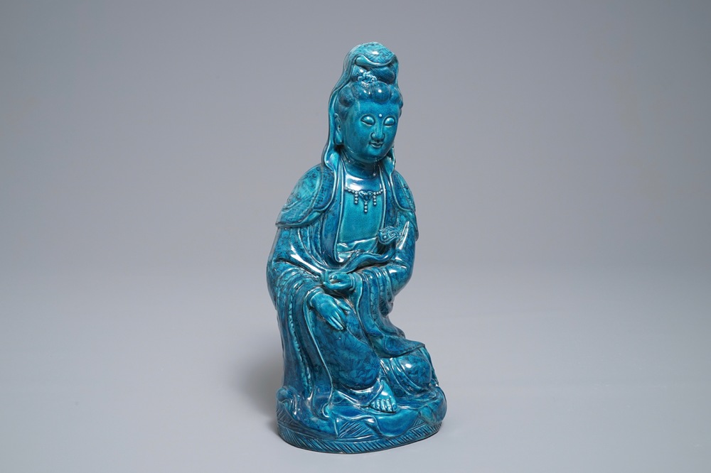 Een Chinese turquoise en onderglazuur blauwe figuur van Guanyin, 19/20e eeuw