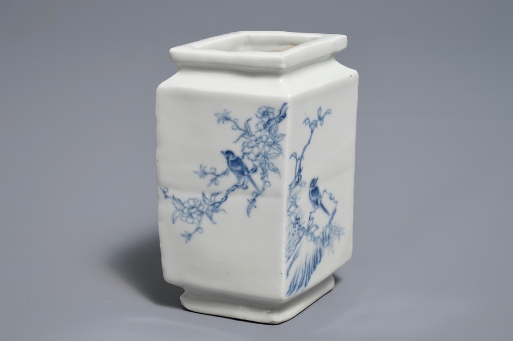 Un vase de forme lozange en porcelaine de Chine bleu et blanc, 20&egrave;me