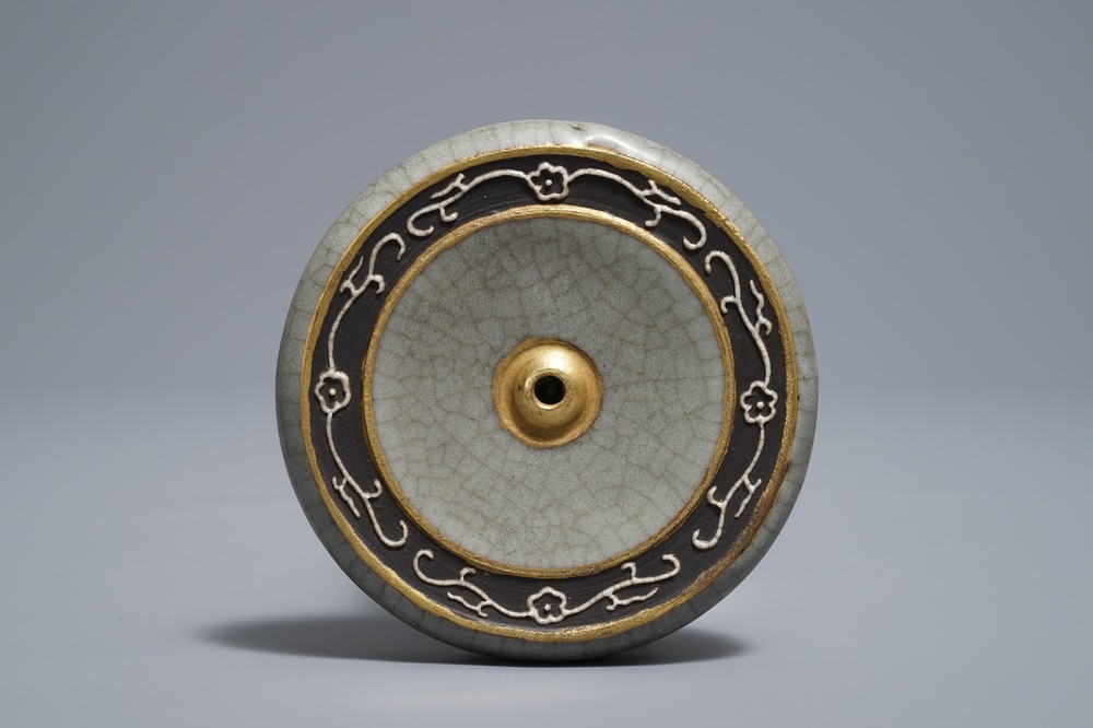 A Chinese crackle-glazed round scroll weight, Qianlong mark, 19/20th C.