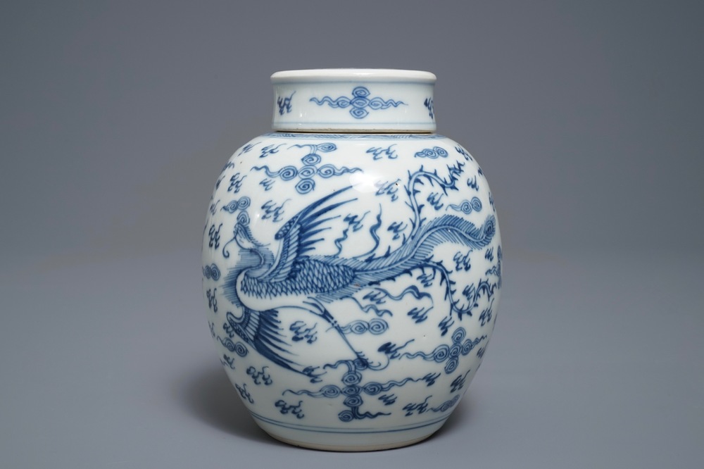 Un pot couvert en porcelaine de Chine bleu et blanc, Kangxi/Yongzheng