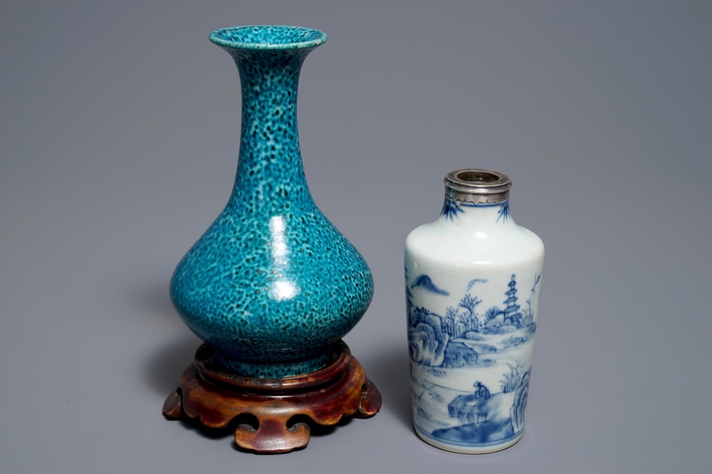 Twee Chinese vazen in blauwwit en monochroom turquoise, Qianlong en 19e eeuw