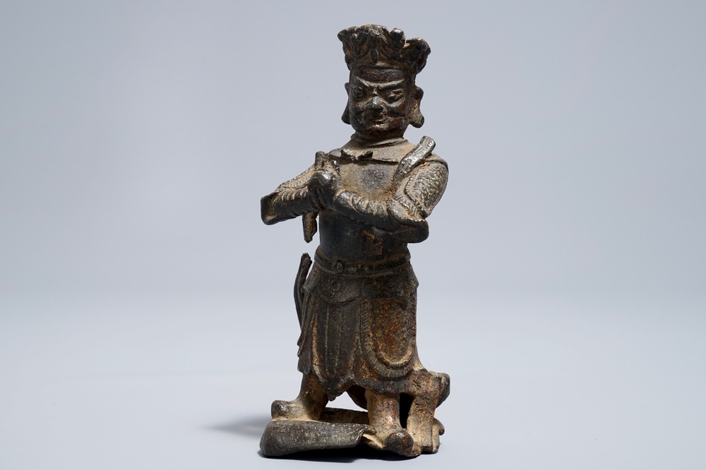 Een Chinese bronzen figuur van een bewaker, Ming