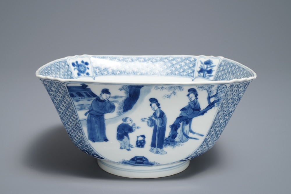 Un bol de forme carr&eacute; en porcelaine de Chine bleu et blanc, marque de Chenghua, Kangxi