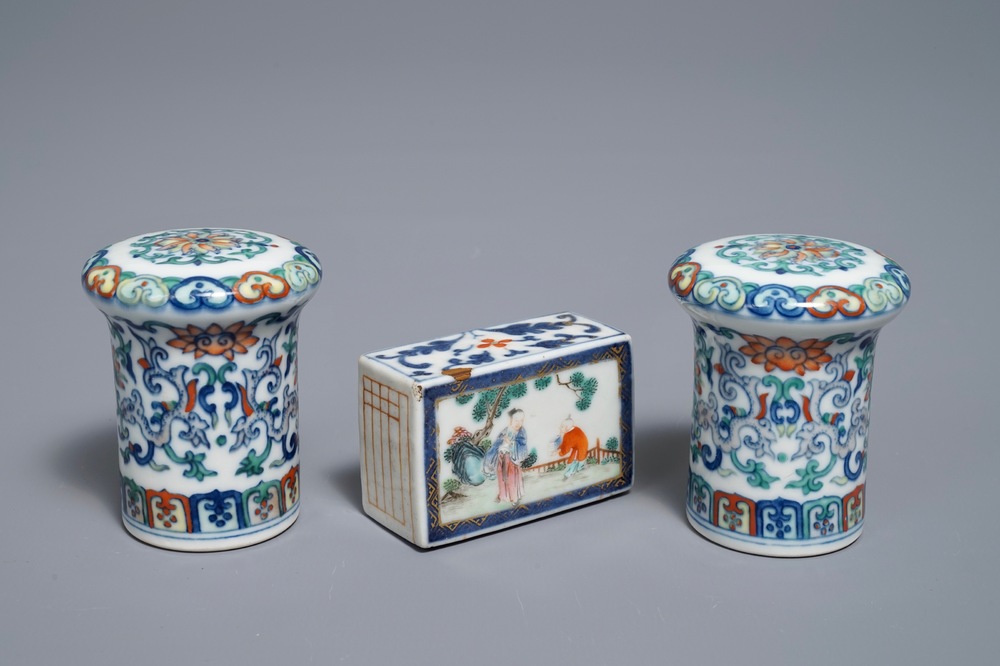 Een paar Chinese doucai scrollknoppen en een famille rose papiergewicht, 19/20e eeuw