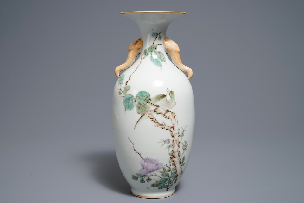 Un vase en porcelaine de Chine qianjiang cai &agrave; d&eacute;cor de fleurs et oiseaux, 19/20&egrave;me