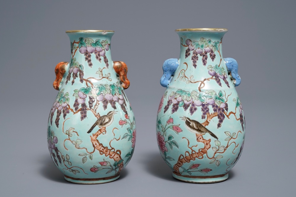 Une paire de vases de forme hu en porcelaine de Chine de style Dayazhai, 19/20&egrave;me
