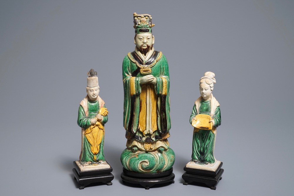 Trois figures en gr&egrave;s &eacute;maill&eacute; sancai, Chine, Ming