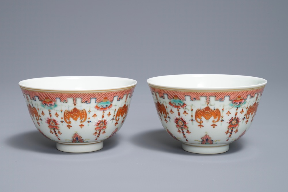 Une paire de bols en porcelaine de Chine famille rose, marque de Guangxu, 19/20&egrave;me