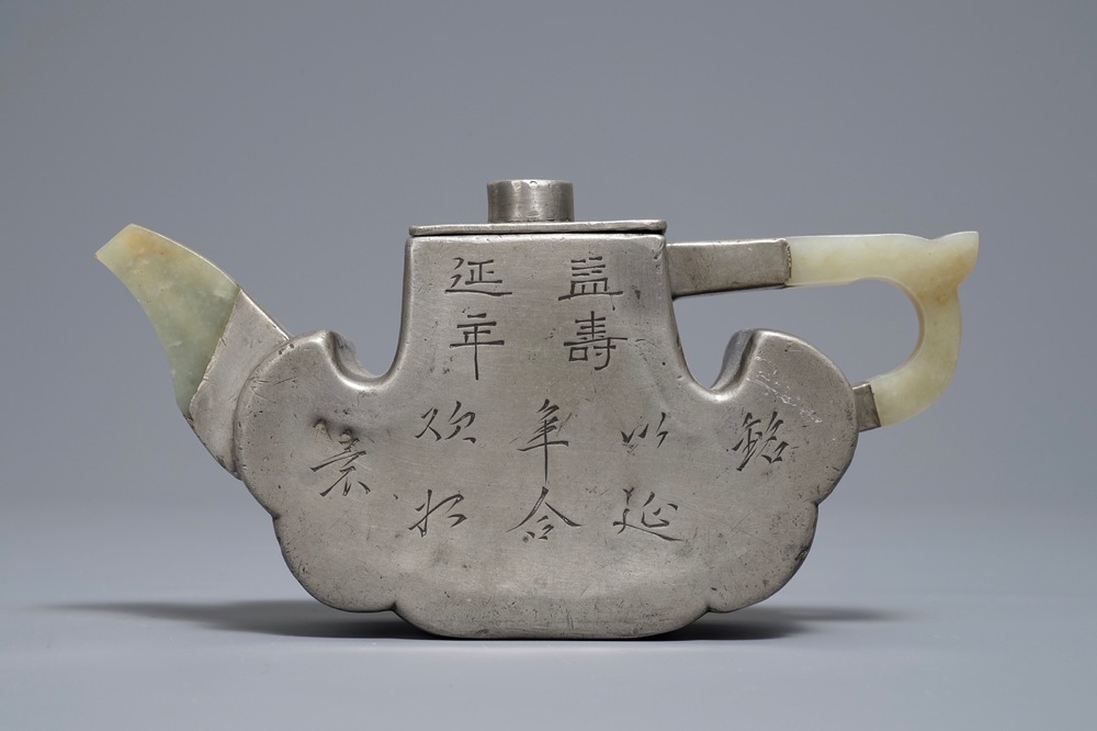 Een Chinese Yixing steengoed theepot met tinnen wand en jade opzet, 19e eeuw