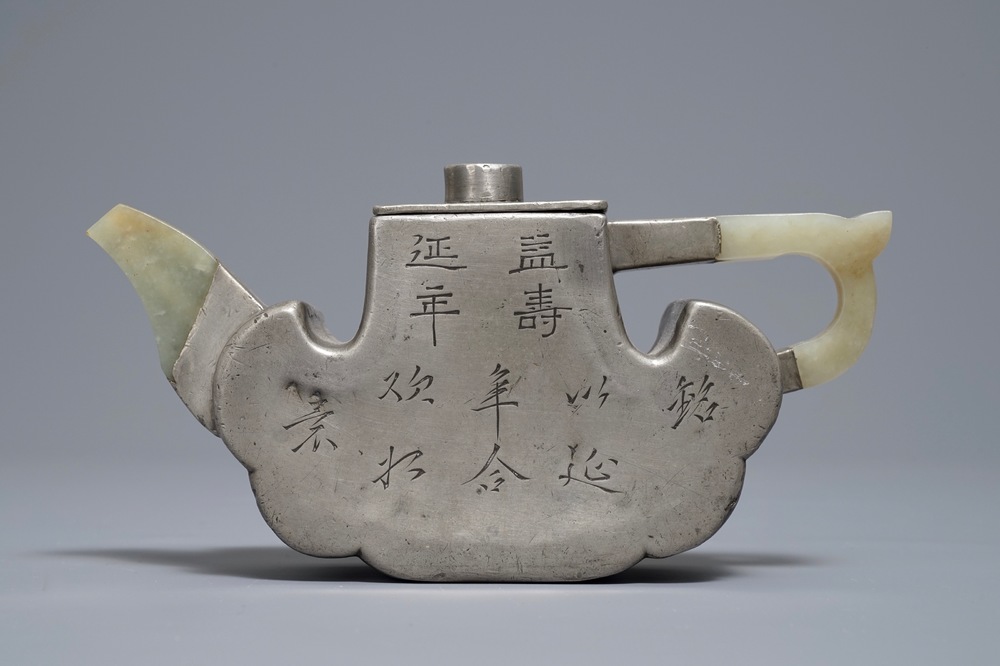 Une thei&egrave;re en gr&egrave;s de Yixing, &eacute;tain grav&eacute; et jade, Chine, 19&egrave;me