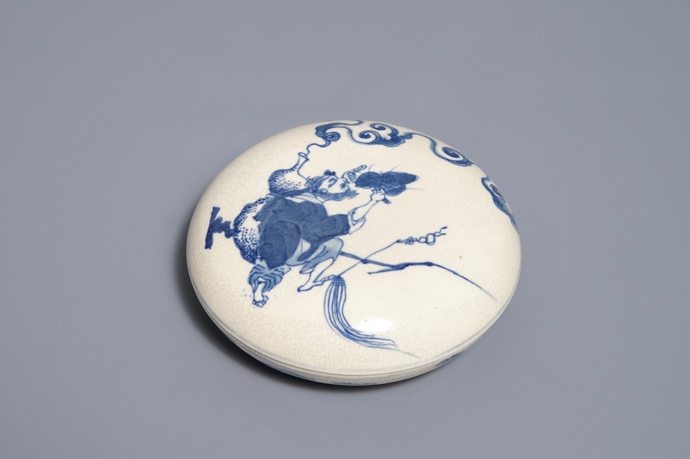Een Chinees blauwwit dekseldoosje voor zegelwas met decor van Li Tieguai, Kangxi merk, 19e eeuw