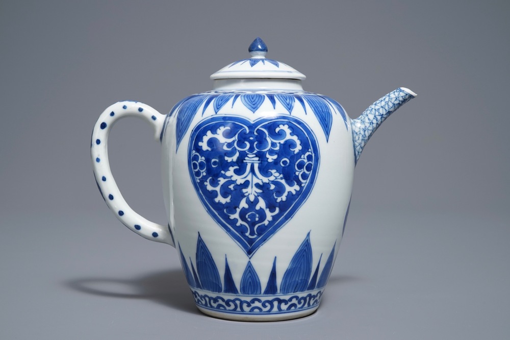 Une grande th&eacute;i&egrave;re couverte en porcelaine de Chine bleu et blanc, Kangxi