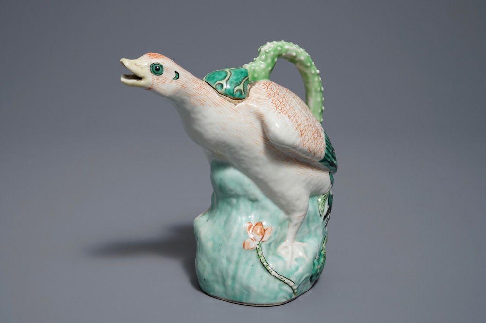 A Chinese famille verte duck-shaped ewer and cover, 18/19th C.