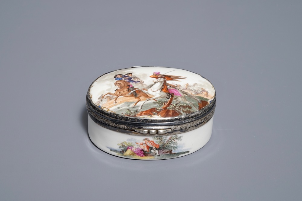 Een porseleinen snuifdoos met verguld zilveren montuur, Frankrijk of Duitsland, 18e eeuw