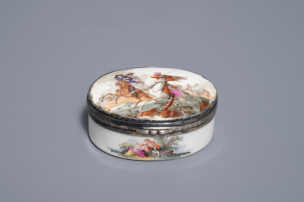 Une bo&icirc;te &agrave; tabac en porcelaine et argent dor&eacute;, France ou Allemagne, 18&egrave;me