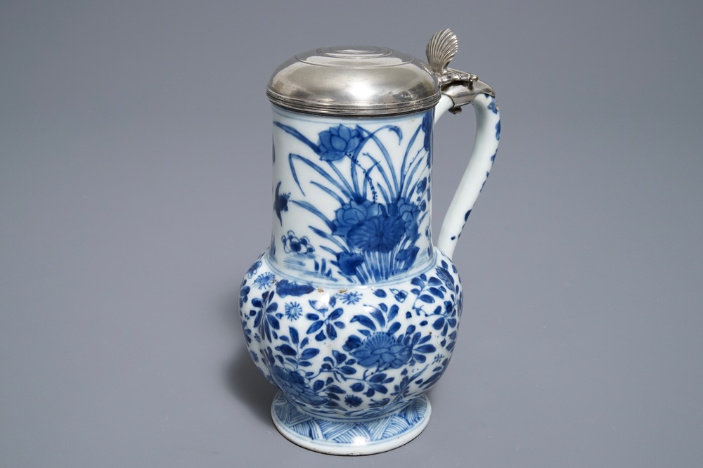 Een Chinese blauwwitte florale kan met zilveren deksel, Kangxi