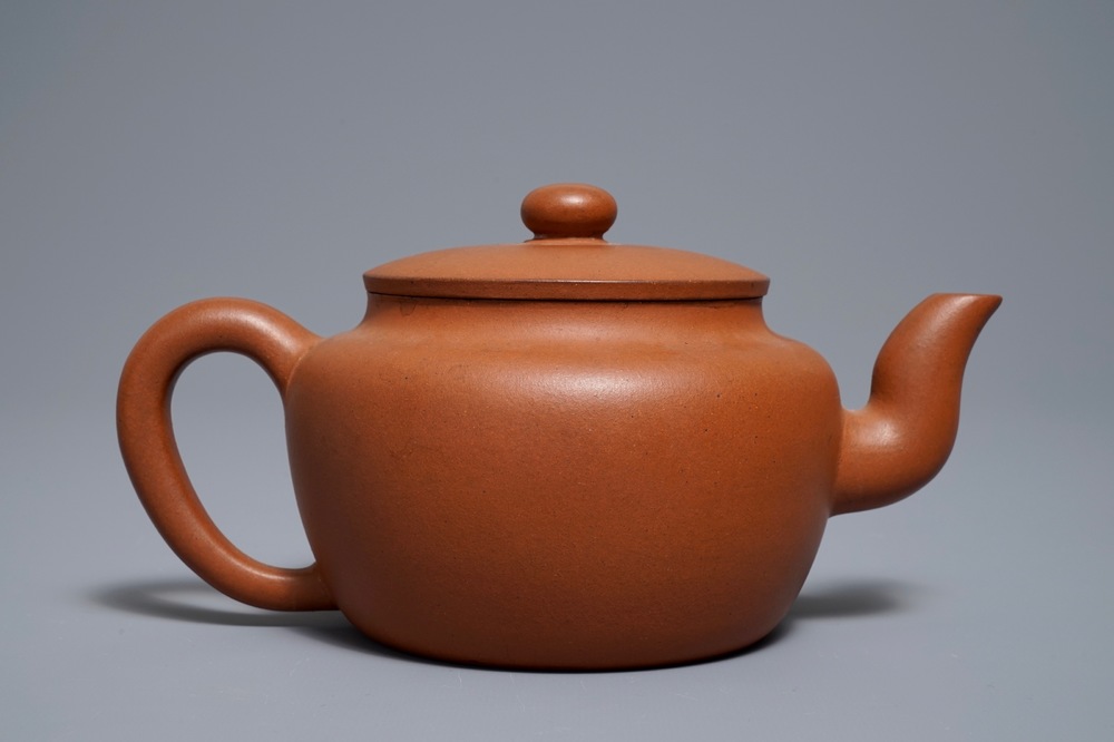 A Chinese Yixing stoneware teapot and cover, 19/20th C.