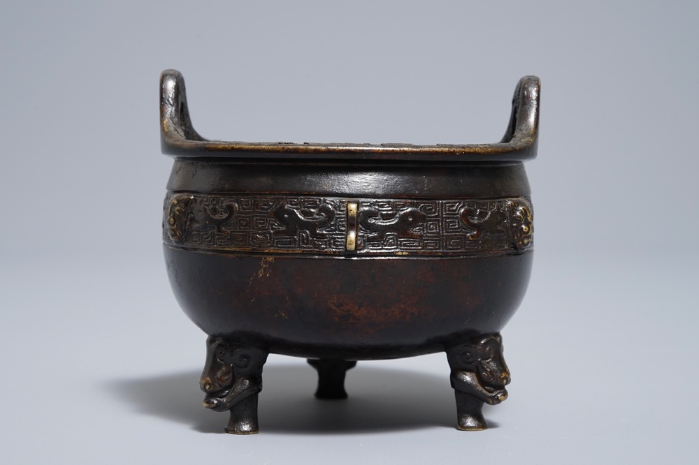 Een Chinese bronzen driepotige wierookbrander, Xuande merk, 19e eeuw