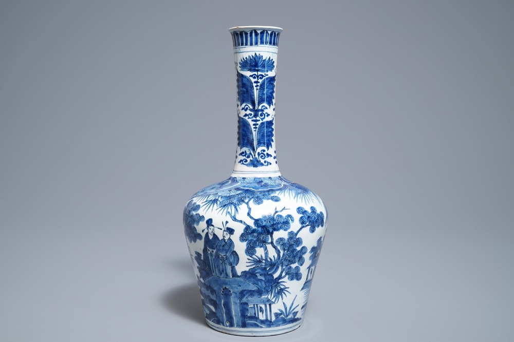 Un vase en fa&iuml;ence de Delft bleu et blanc &agrave; d&eacute;cor de chinoiserie, 18&egrave;me