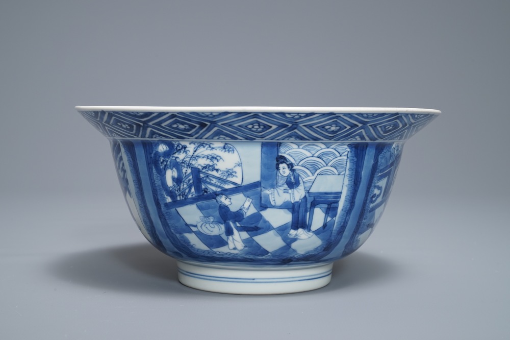 Een Chinese blauwwitte klapmutskom met figurendecor, Kangxi merk en periode