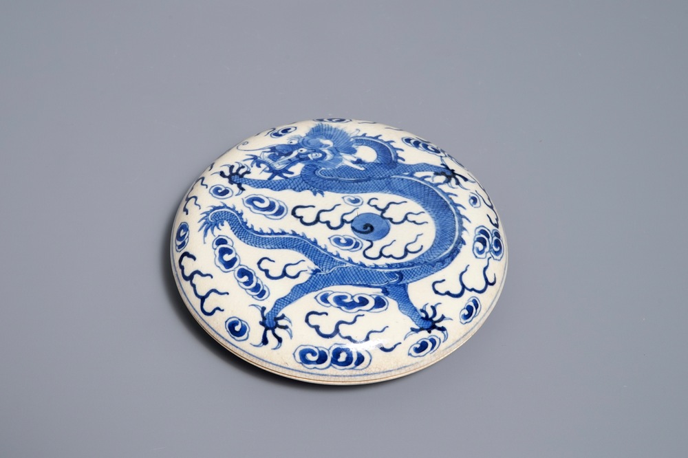 Een Chinees blauwwit dekseldoosje voor zegelwas met drakendecor, Kangxi merk, 19e eeuw