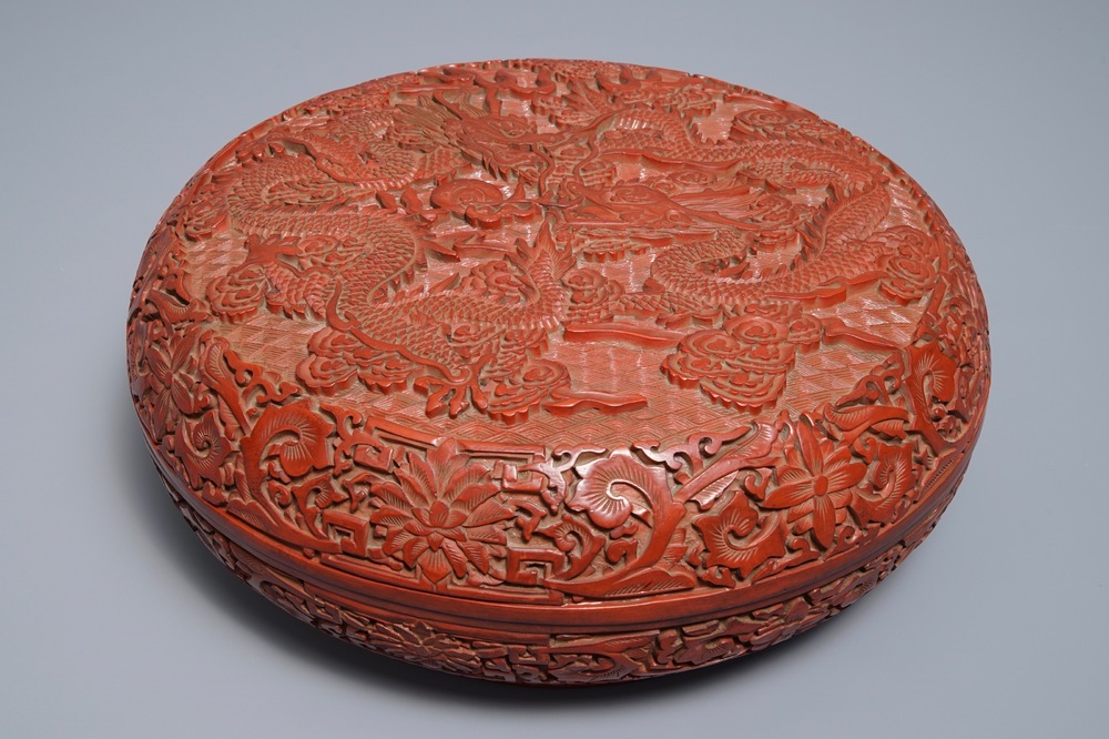 Een Chinese dekseldoos in rode lak met drakendecor, Qianlong merk, 18/19e eeuw