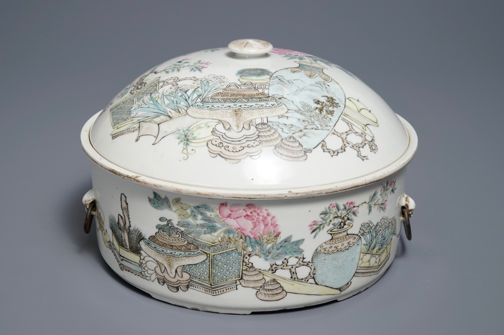 A round Chinese qianjiang cai tureen and cover, 19/20th C.