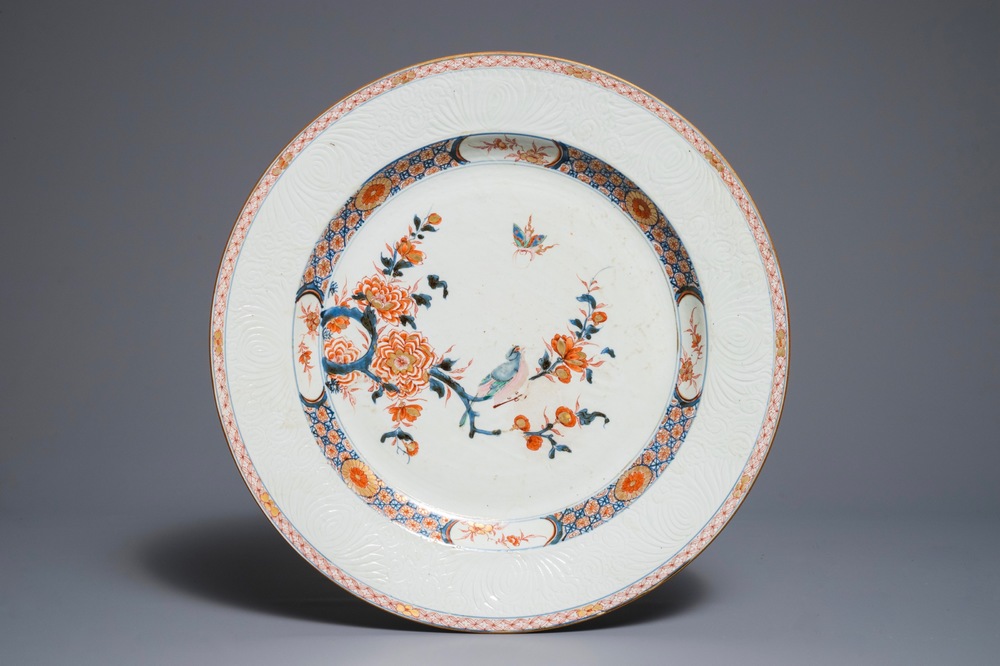 Un grand plat en porcelaine de Chine rose-Imari &agrave; d&eacute;cor incis&eacute;, Yongzheng/Qianlong