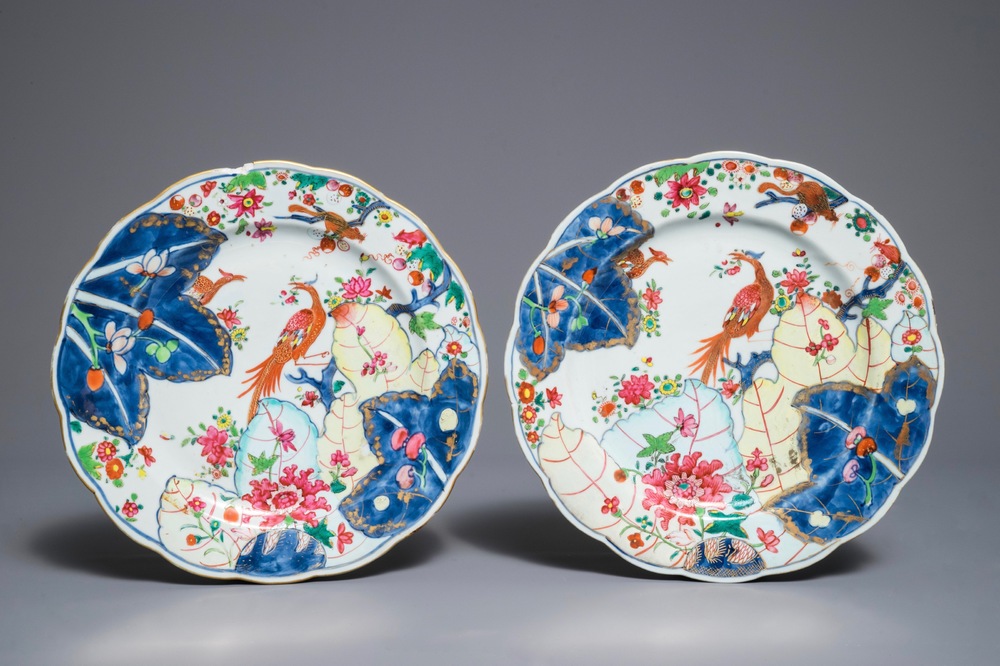 Une paire d'assiettes en porcelaine de Chine famille rose &agrave; d&eacute;cor 'feuilles de tabac', Qianlong