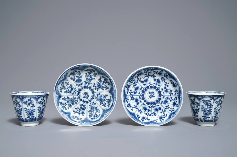 Een paar Chinese blauwwitte koppen en schotels met Johanneum merken, Kangxi
