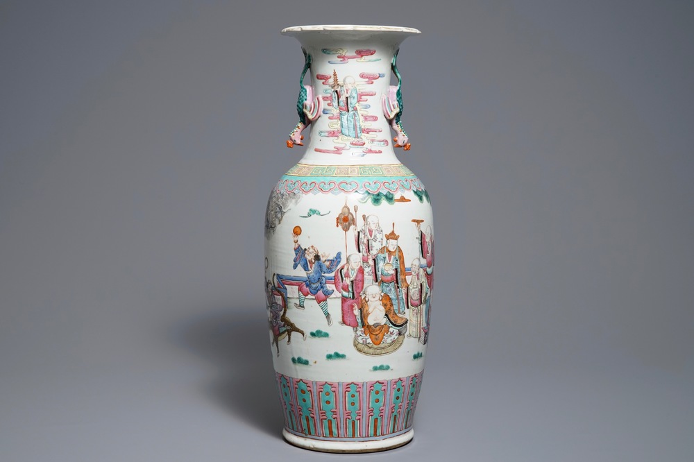 Un vase en porcelaine de Chine famille rose &agrave; d&eacute;cor d'Immortels, 19&egrave;me