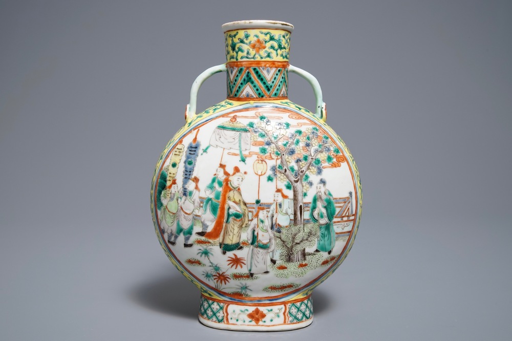 Un vase de forme gourde en porcelaine de Chine famille verte, marque de Xuande, 19&egrave;me