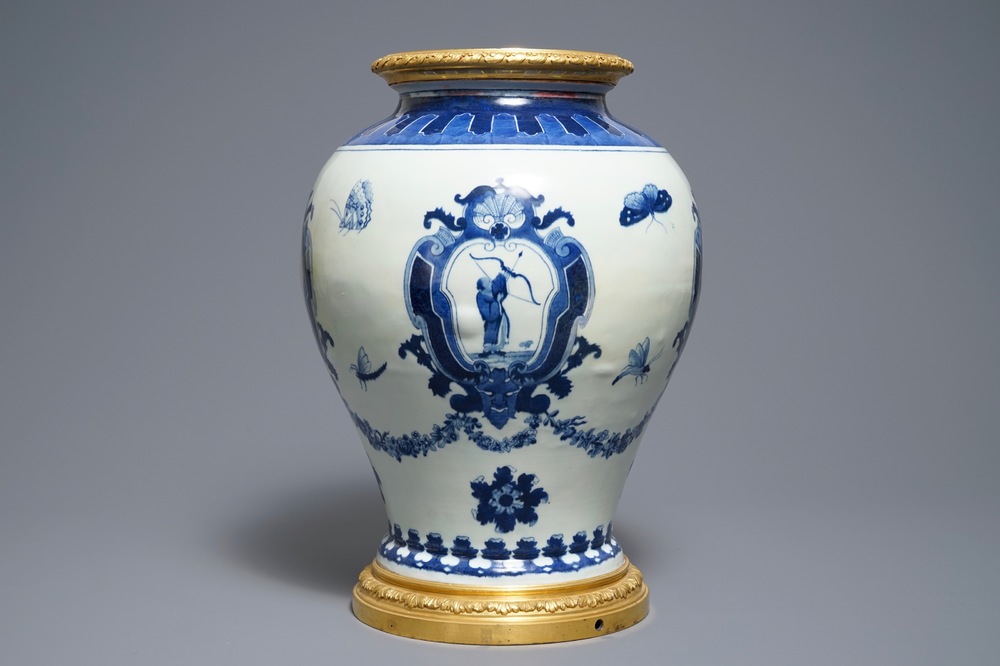 Une fontaine en porcelaine de Chine bleu et blanc &agrave; monture en bronze ormolu, Qianlong, vers 1740
