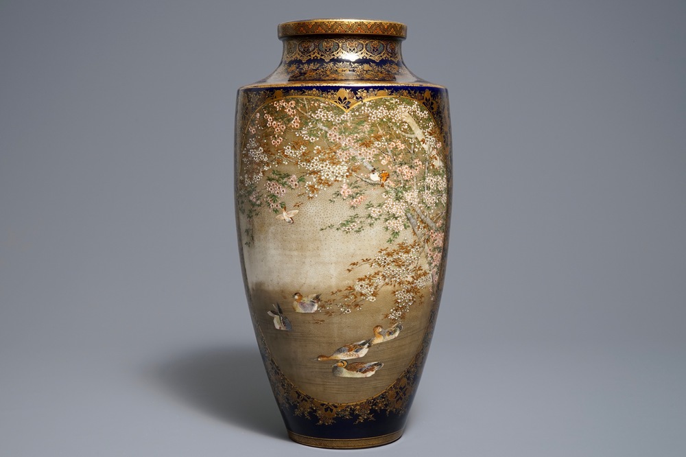 Un vase &agrave; d&eacute;cor d'oiseaux et canards en porcelaine de Japon, marque de Kinkozan, Satsuma, Meiji, 19&egrave;me