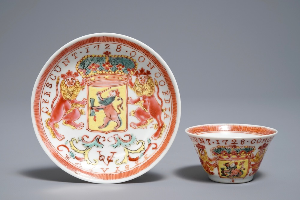 Une tasse et soucoupe en porcelaine de Chine famille rose armori&eacute; pour le VOC, dat&eacute;e 1728, Yongzheng