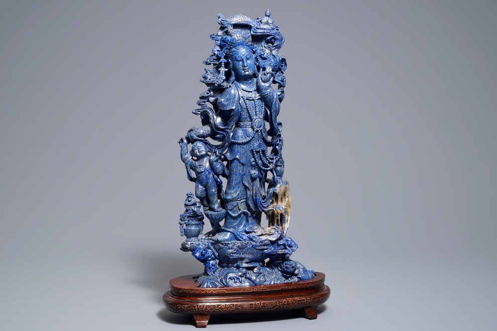 Een grote Chinese figuur van Guanyin in lapis lazuli, 20e eeuw