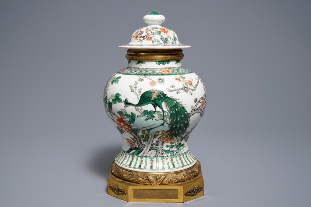 Un vase couvert en porcelaine de Chine famille verte &agrave; monture en bronze dor&eacute;, 19&egrave;me