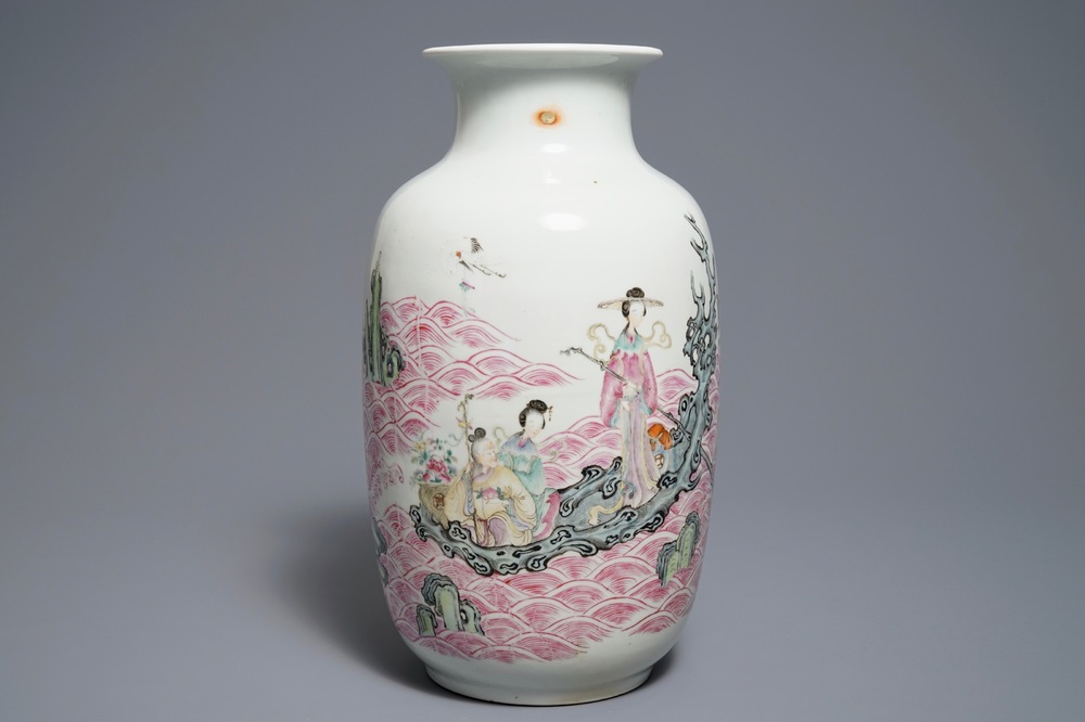 Een Chinese famille rose vaas met onsterfelijken, Qianlong merk, Republiek, 20e eeuw