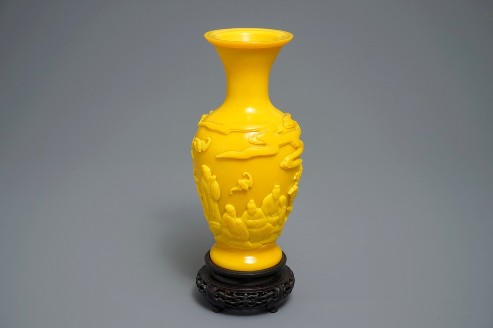 Een Chinese vaas met opgelegd decor in geel Peking glas, Qianlong merk, 19/20e eeuw