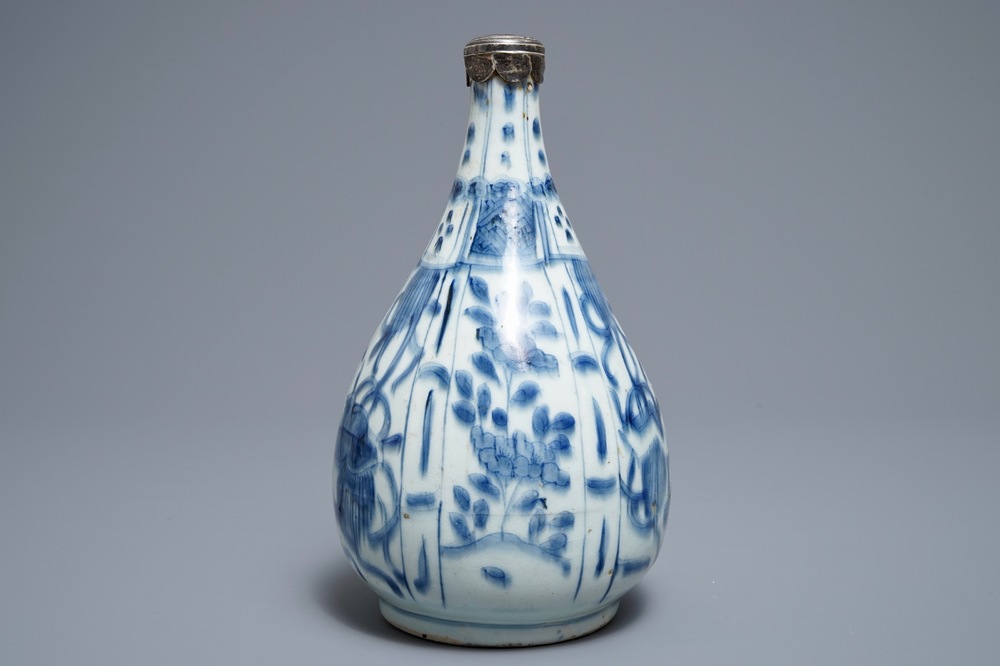 Een Chinese blauwwitte flesvormige vaas met zilveren montuur, Wanli