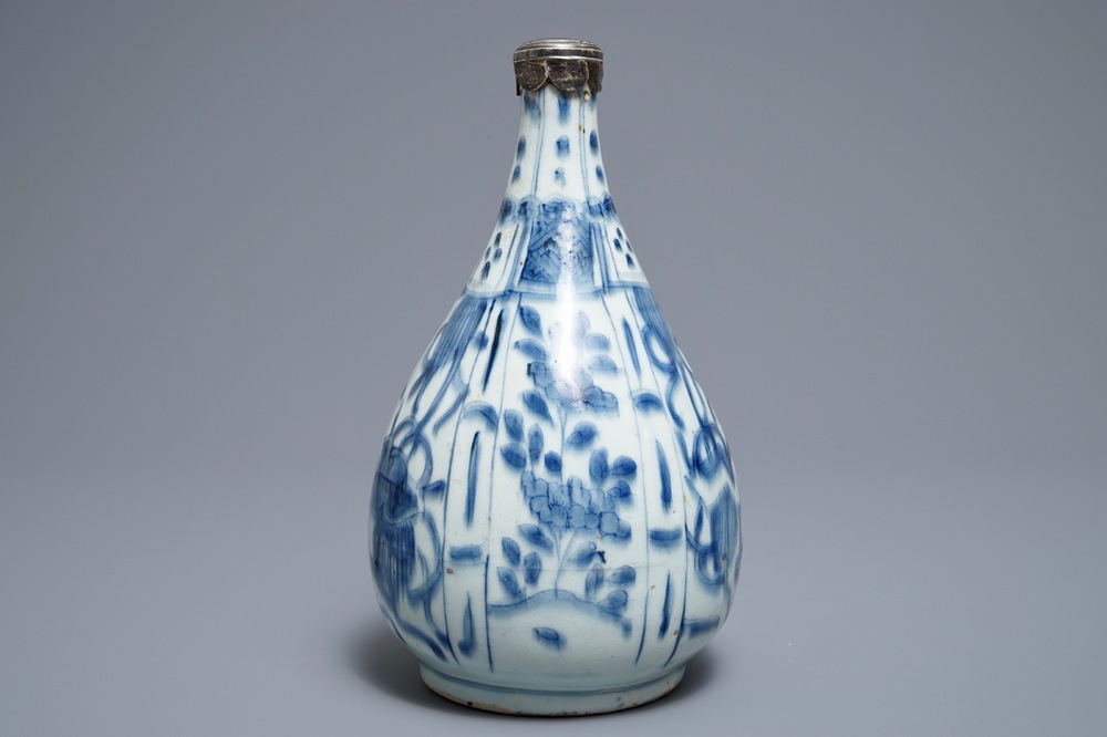 Un vase en porcelaine de Chine bleu et blanc &agrave; monture en argent, Wanli