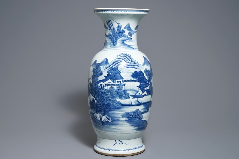 Un vase en porcelaine de Chine bleu et blanc &agrave; d&eacute;cor d'un paysage, 19&egrave;me