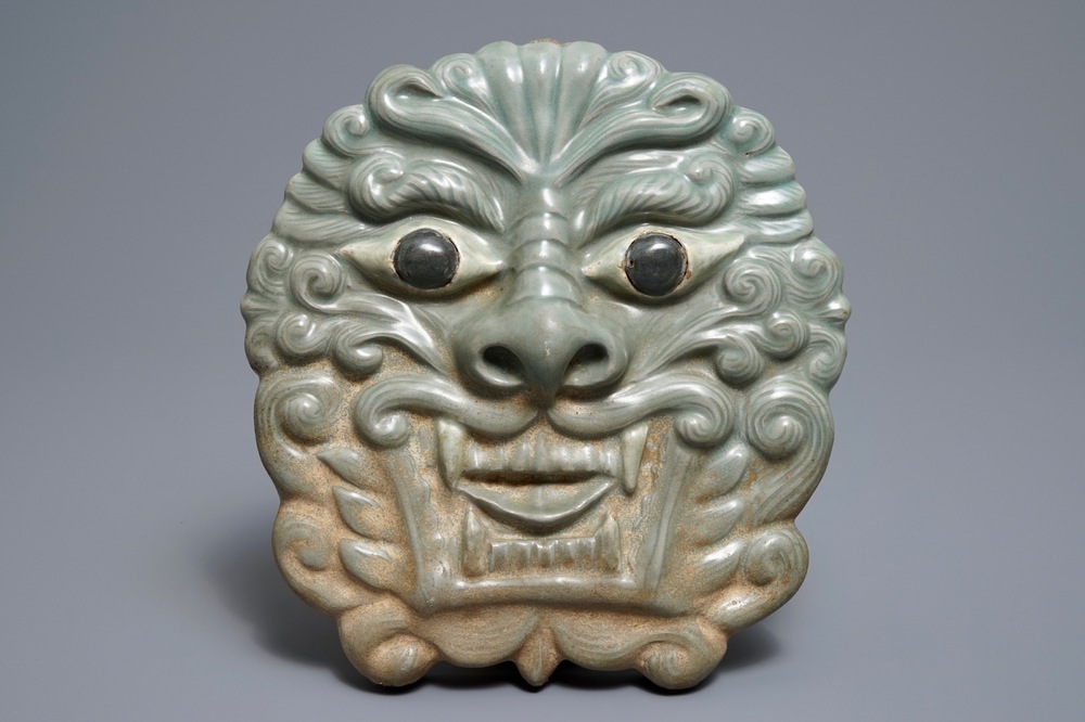 Un masque en porcelaine c&eacute;ladon, Cor&eacute;e, Goryeo ou apr&egrave;s