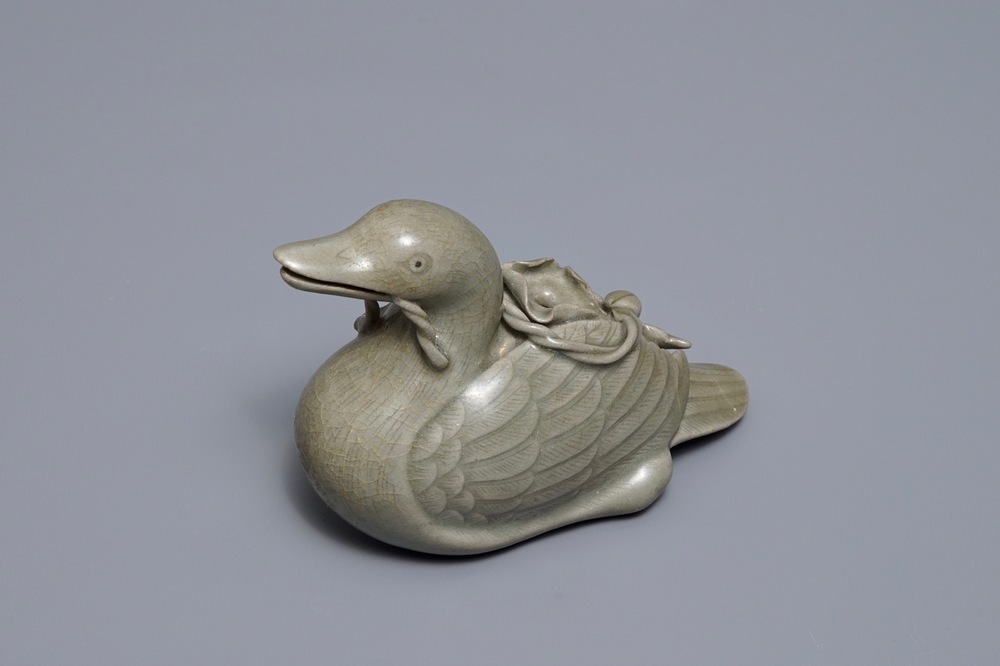 Un compte-gouttes en forme de canard en porcelaine c&eacute;ladon, Cor&eacute;e, 19/20&egrave;me