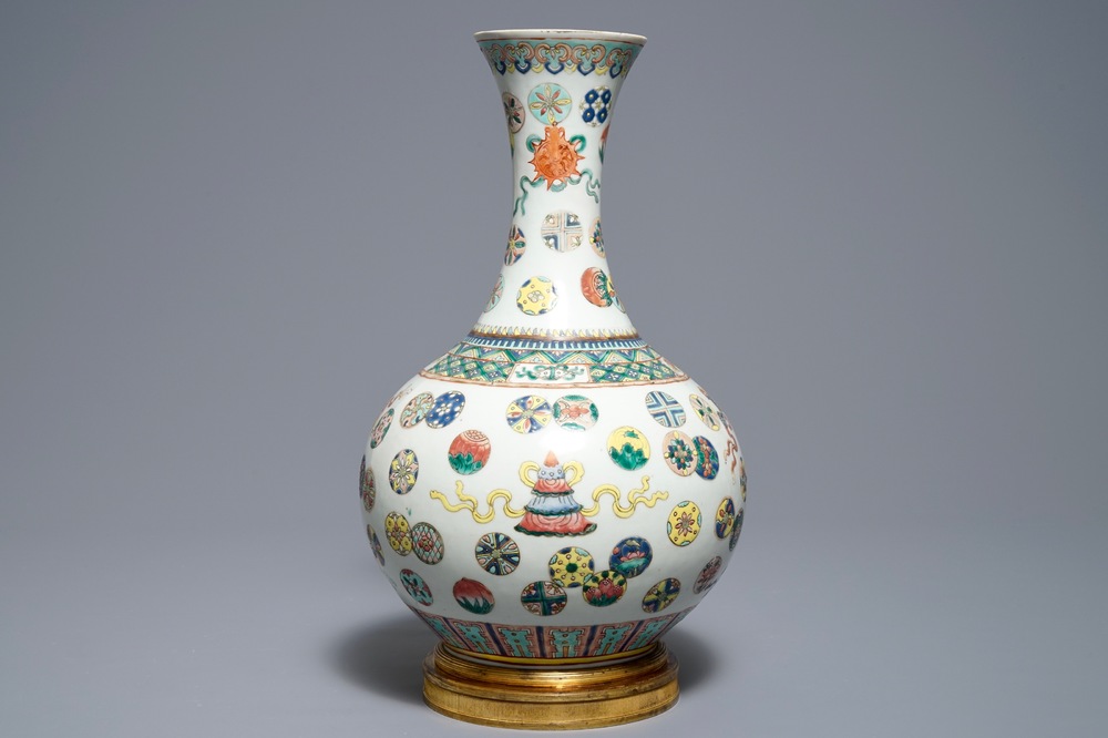 Un vase de forme bouteille en porcelaine de Chine famille rose sur socle en bronze, 19&egrave;me
